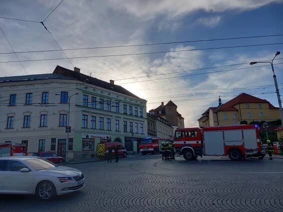 VIDEO: Požár v historickém jádru Hradce Králové. Hořelo v podkroví domu v Mýtské