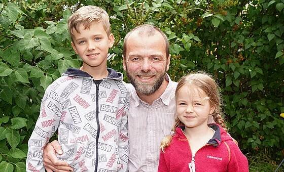 Lukáš Langmajer a jeho děti Mikuláš a Magdaléna (7. června 2022)