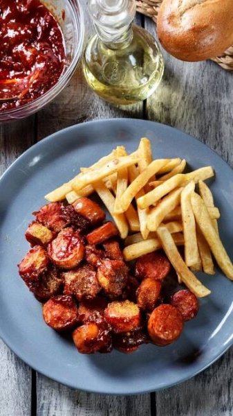 Currywurst – nejoblíbenější street food z Berlína s originální omáčkou