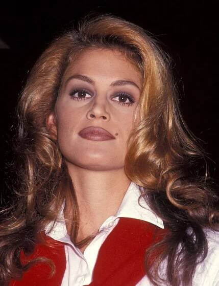How to apply lip liner, the '90s makeup trend that's making a major comeback.