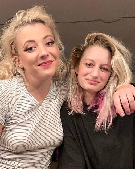 Lucie s kamarádkou Annou Julií Slováčkovou, která se zákeřnou nemocí rovněž bojuje.