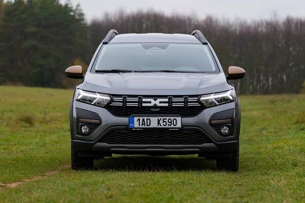 Dacia Jogger Hybrid spojuje úspornost s praktičností. Není ale pro každého, má totiž jednu větší slabinu