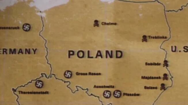 Polsko rozčílila nepřesná mapa koncentračních táborů. Po Netflixu žádá nápravu