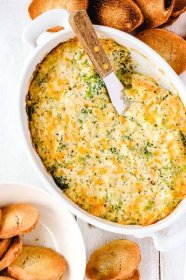 Baked broccoli cheese dip with toasted bread