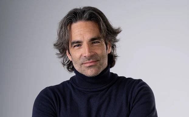 Fernando Corral portrair casual neutral cmpr