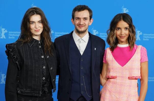Soubor:Anamaria Vartolomei, Brandon Vlieghe and Lyna Khoudri at Berlinale 2024.jpg