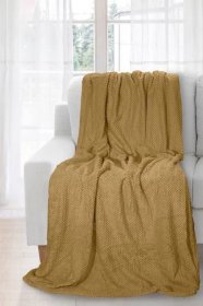 Tmavě béžová deka jako přehoz na gauč