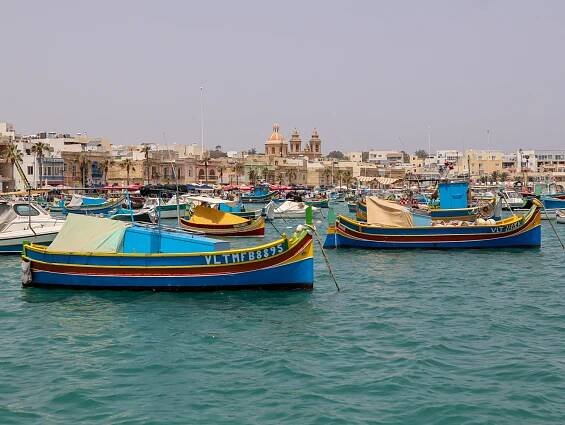 Marsaxlokk – malebný rybářský přístav s barevnými loďkami