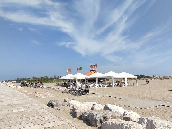 Zum Strand gehen - Camping Miramare