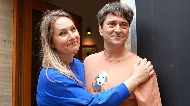 Manželce dává s jídlem košem a takhle to dopadá: Saša Rašilov si drží figuru, jeho žena po něm dojídá a pak přibírá