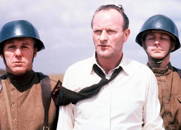 Invaze - Z filmu - Julian Glover