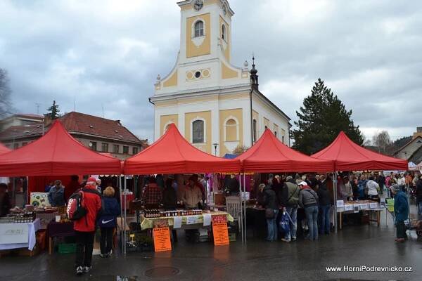 Přes krutou nepřízeň počasí byl nakonec Jarní trh ve Slušovicích úspěšný. - Horní Podřevnicko