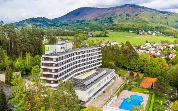 Beskydy: Ibis Styles Relax Rožnov pod Radhoštěm **** s polopenzí a vnitřním i venkovním bazénem + sauna
