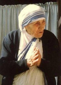 Matka Tereza z Kalkaty byla známá svou křesťanskou laskavostí.