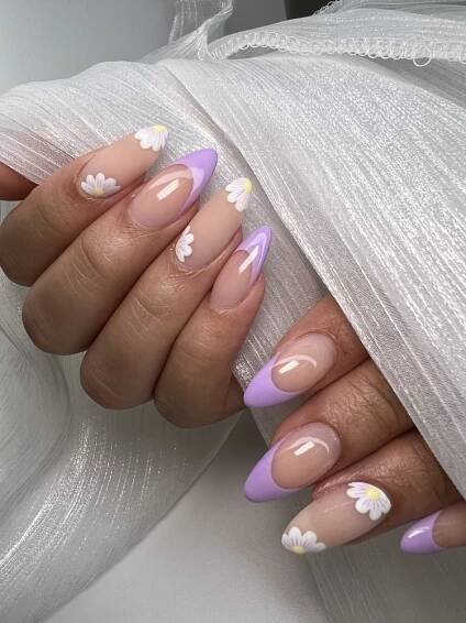 Female,Hands,With,Beautiful,Long,Nails,With,Flower,Design,,Manicure