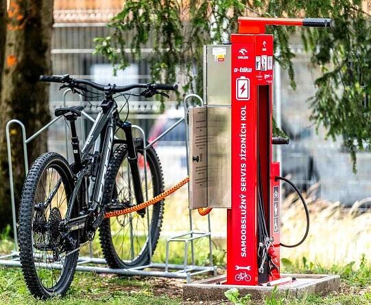 ORLEN rozšiřuje na svých čerpacích stanicích síť servisních a dobíjecích stojanů pro cyklisty