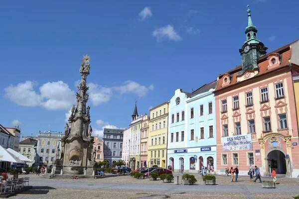 Náměstí Míru v Jindřichově Hradci se stalo pěší zónou. Co tam ještě vznikne?