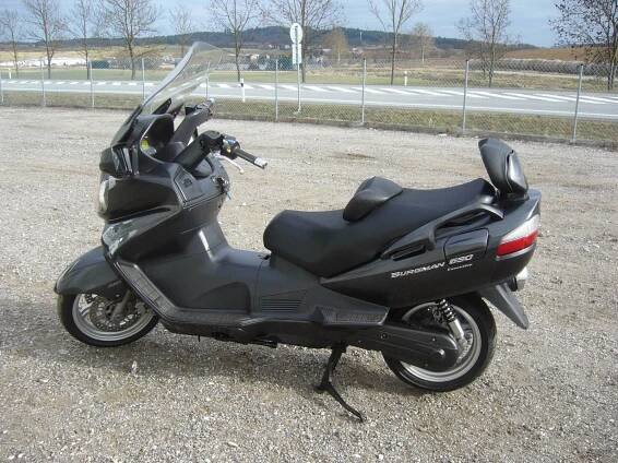 Suzuki Burgman 650 Executive,TOP STAV (2006), 67.900 Kč