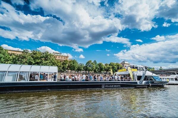 Golfová exhibice na Bohemia Rhapsody | Prague-Boats.cz