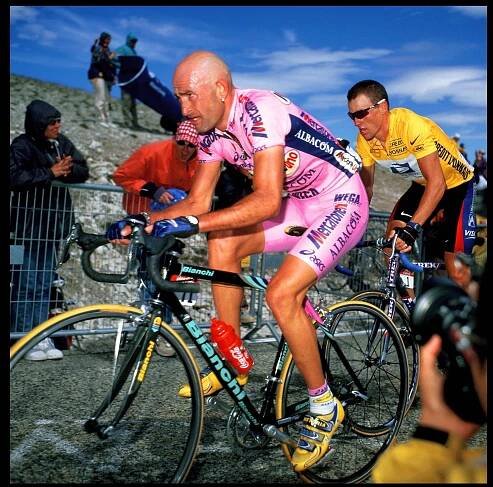 Ital Pantani a Američan Armstrong při legendární etapě na Mont Ventoux. Foto: profimedia