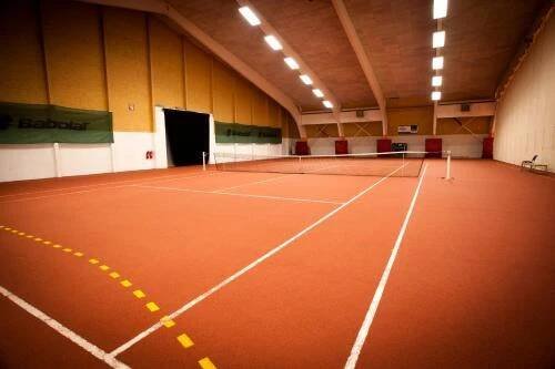 Tenis alebo squash v ubytovaní Hotel Arena Liberec alebo jeho okolí