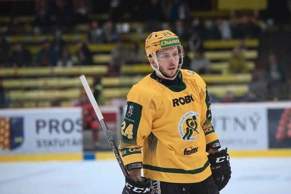 Hokejisté Prostějova (v červeném) ve čtvrtém semifinále Chance ligy nestačili na Vsetín. David Březina