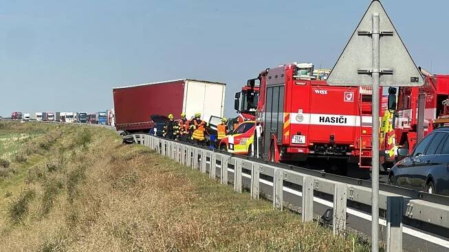 Nehoda u Velvar: Po střetu osobního a nákladního auta zemřela žena, dítě je v nemocnici