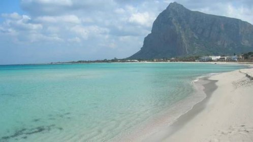 Nejkrásnější pláž Sicílie vybízí k prosluněné dovolené, ale i poznávání historického ostrova