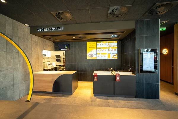 VIDEO: Pobočka řetězce McDonald’s ve Znojmě hlásí otevřeno. Přišla spousta lidí