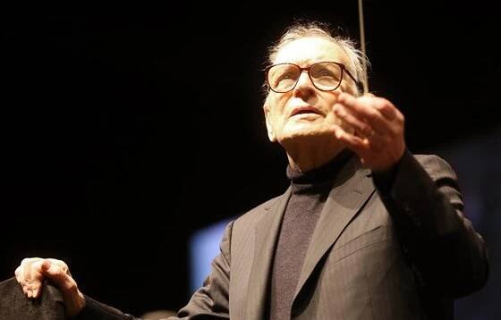 Ennio Morricone dirigoval v O2 areně (12. února 2015).