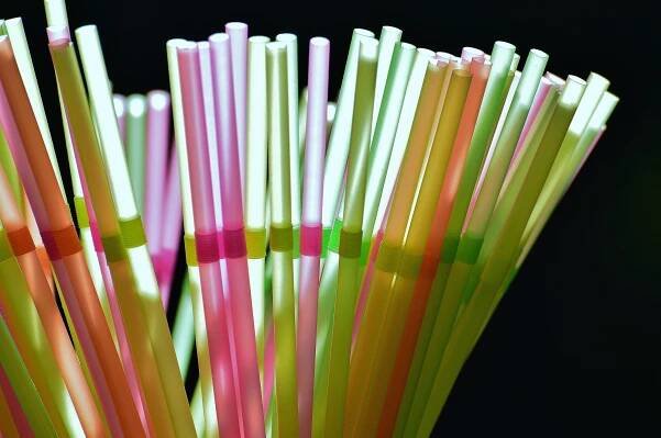 Plastová brčka – ekologický strašák ale i nutná pomůcka | Jíme Jinak