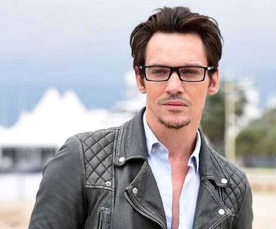 Jonathan Rhys Meyers Biography - Facts, Childhood, Family Life & Achievements