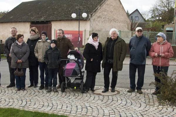 Památník Jiřího Hartmana - odhalování (LS) - Oficiální stránky obce Zichovec