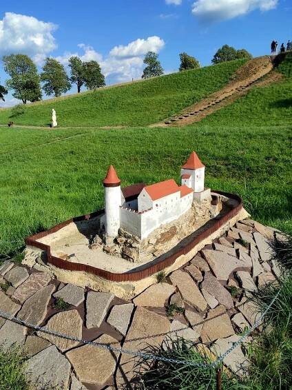 Nespočet hradů při jediné procházce. Bystřický park miniatur vás nadchne