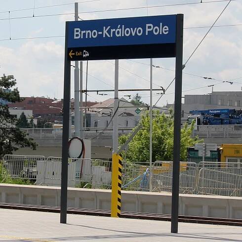 Změna cedulí na nádražích. Novinku poprvé uvidíte na nástupišti v Králově Poli