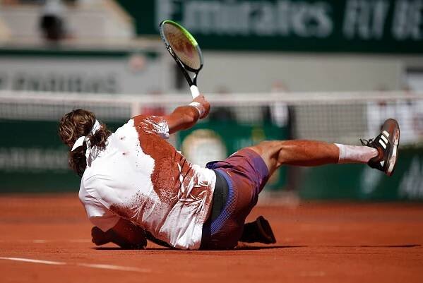 Finále: Djokovič i Tsitsipas se vyváleli v antuce, šampion ustál i nenávist z publika