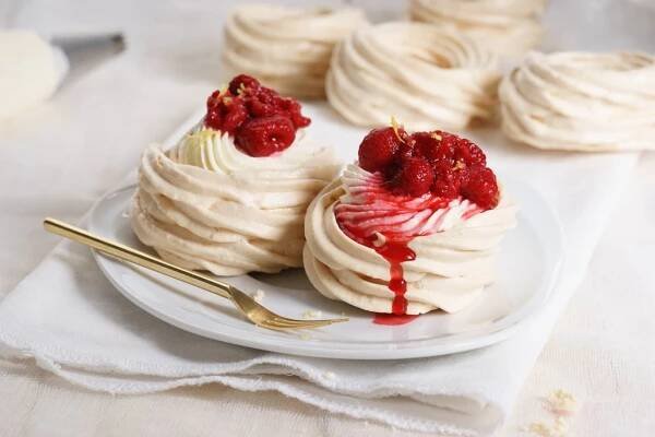Nadýchaný dezert Pavlova můžete připravit ve velké i mini verzi