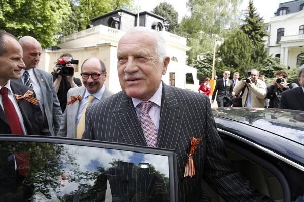 Party na ruské ambasádě: Přišel jen Klaus a komunisté!