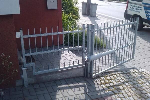 Křídlová brána s boční brankou Třebíč 