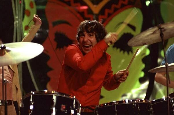 Den, kdy se narodil divoký bubeník Keith Moon (a 21 let poté utopil po večírku limuzínu v bazénu) - Expres FM
