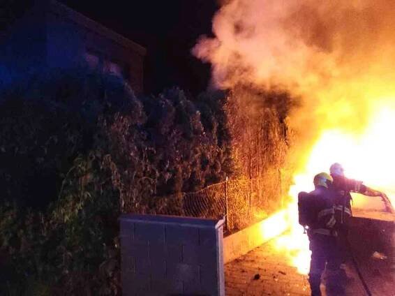 Noční požár v Rosicích zničil dvě auta a poškodil dům. Škoda je devět set tisíc