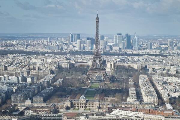 Pohled z mrakodrapu Tour Montparnasse, v pozadí mrakodrapová čtvrť La Défense