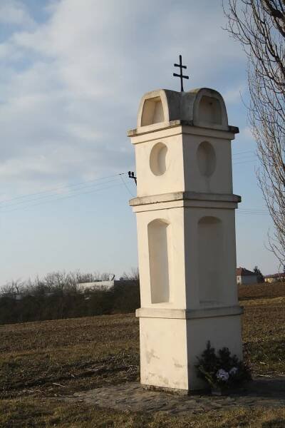 Soubor:Wayside shrines near Mladoňovice, Třebíč District.JPG – Wikipedie