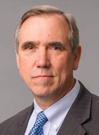 Soubor:Jeff Merkley, 115th official photo.jpg – Wikipedie