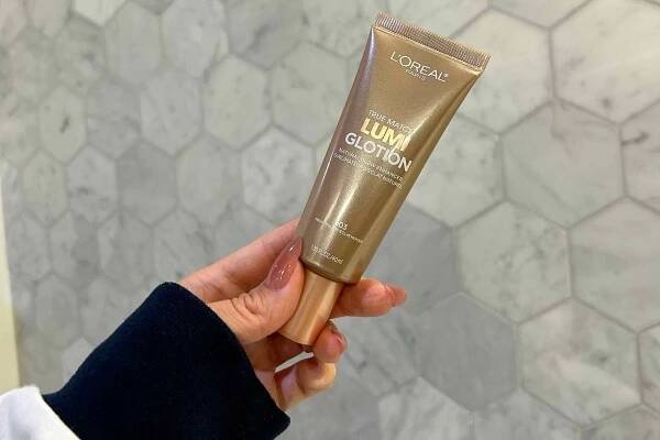 L'Oréal Paris True Match Lumi Glotion in front of a marble wall 