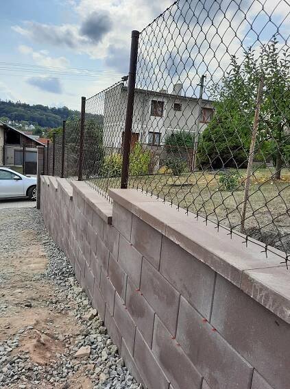 Oplocení , betonové ploty a opěrné zdi Kladno -