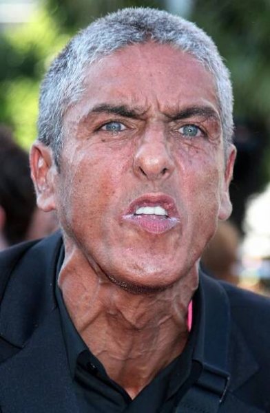 FOTO: Hezoun Samy Naceri se v Cannes obnažoval na veřejnosti, skončil za katrem