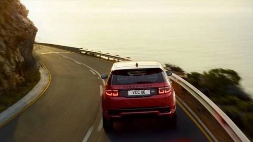 Z nejnovějších modelů Land Roveru si Discovery Sport vypůjčuje i systém ClearSight Ground View, který vytváří dojem průhledné kapoty. Virtuální pohled na displeji infotainmentu tak řidiči zajišťuje přehled o tom, kam zrovna vjíždí předními koly. | Land Rover Discovery Sport Zdroj: Land Rover