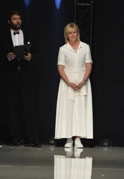 Královna bílých tenisek: Eva Pavlová nedá na pohodlí dopustit. Šaty během návštěvy brněnského veletrhu vystřídala dvoje