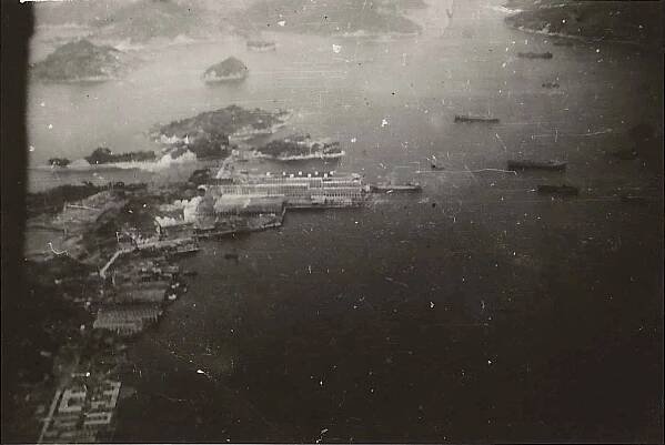 Letecká fotografie přístavu v Nagasaki, pořízená osm dní před svržením atomové bomby letcem bombardéru Brucem C. Saxtonem z 11. bombardovací skupiny
